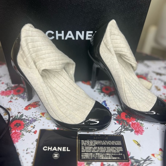 Chanel Ladies Shoes - Picture 13 of 16